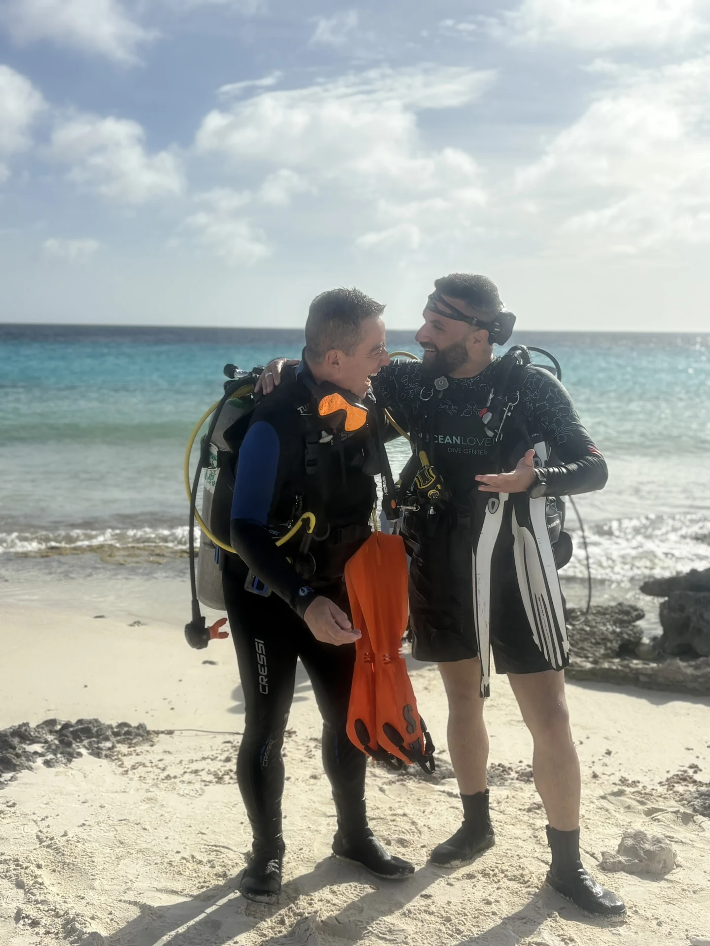 Dos buzos compartiendo un momento en Bonaire