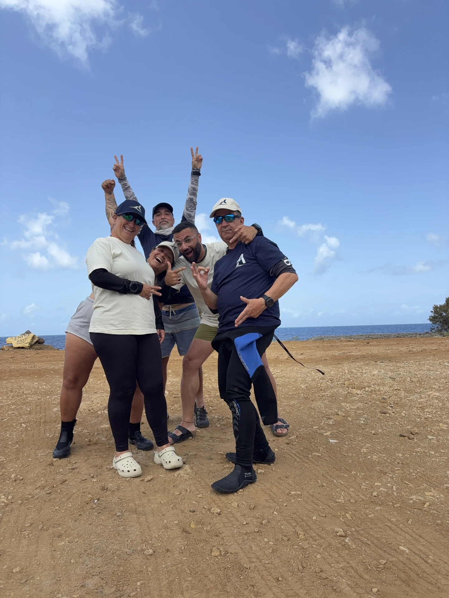 Grupo de buzos de Alpha celebrando en la costa de Bonaire