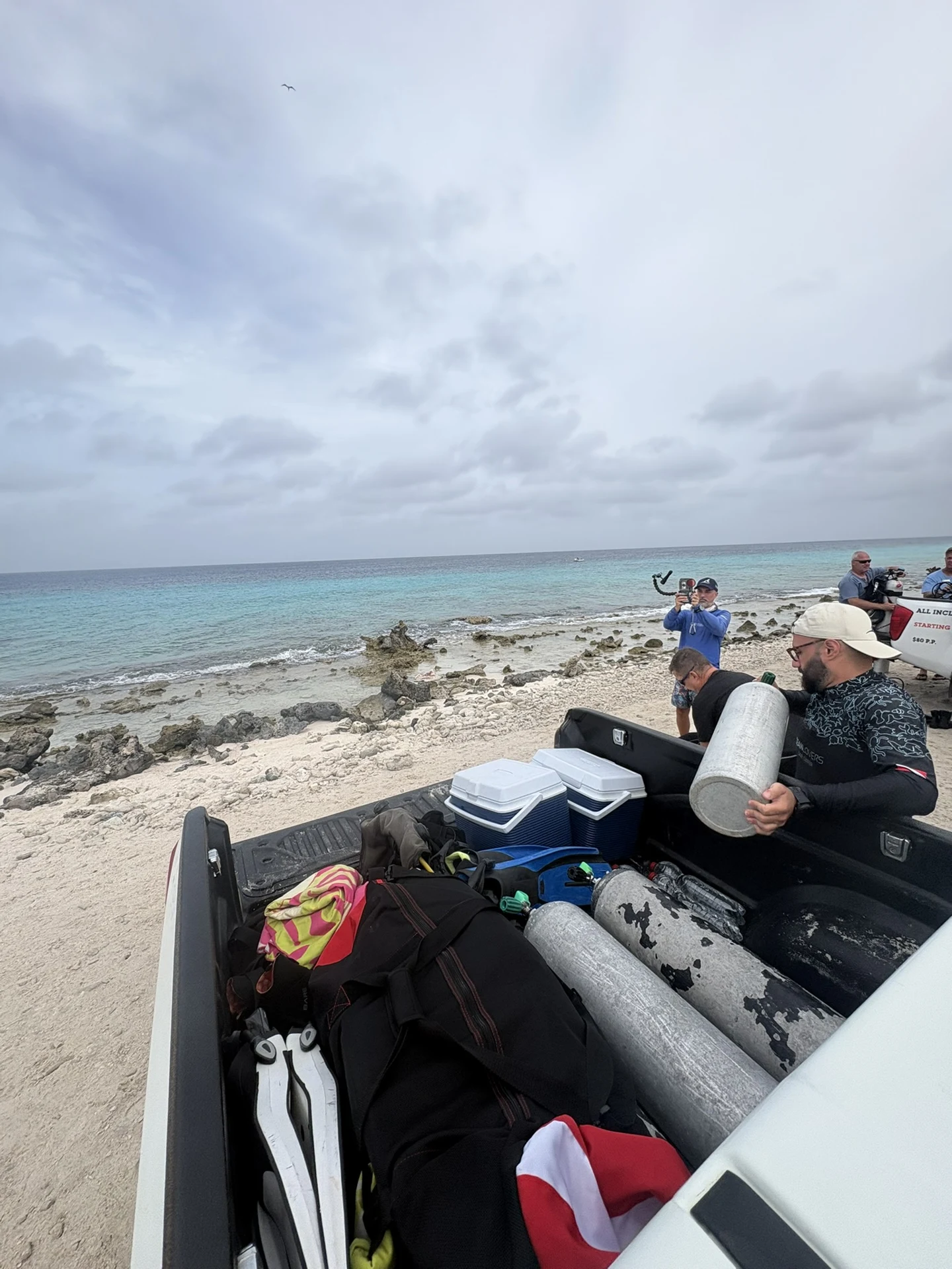 Tanques y equipo listos en el vehículo